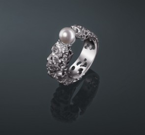 Кольцо с жемчугом к-0010сб: белый пресноводный жемчуг, серебро 925°