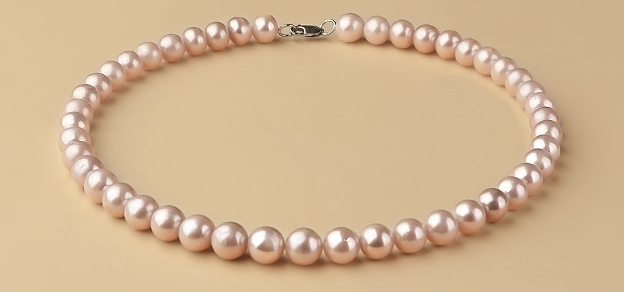 Ожерелье из розового пресноводного жемчуга, с замком из серебра 925˚. В подарочной упаковке. р095-40с