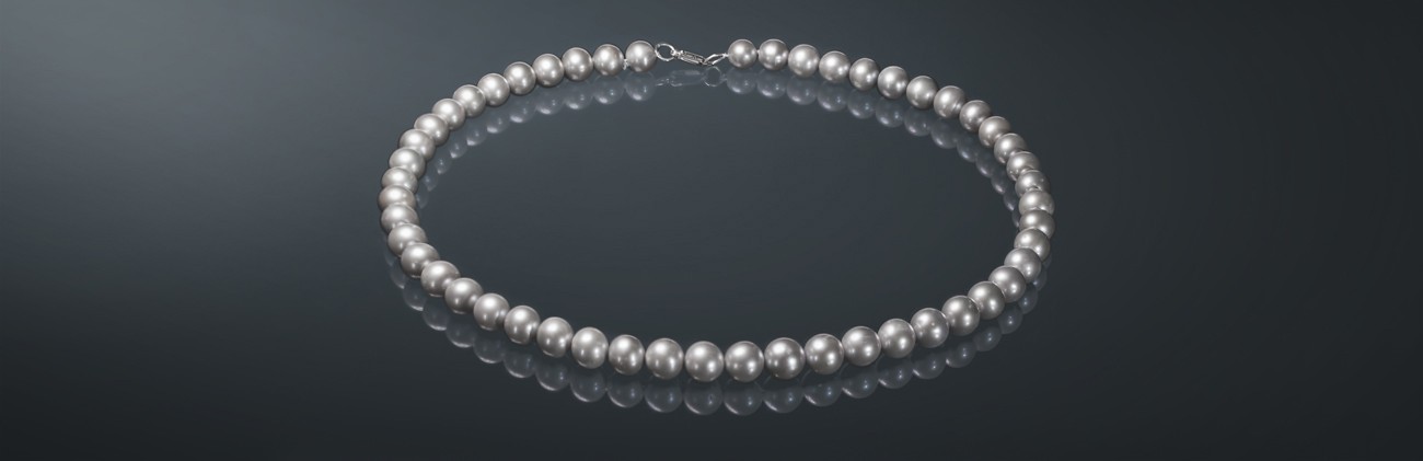 Ожерелье из пресноводного жемчуга цвета тёмно-серый металлик, с замком из серебра 925˚. с950хд40с